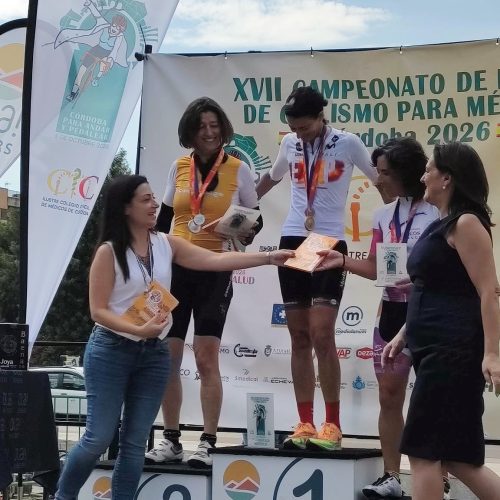 La Universidad de Córdoba y UCOPress participan en el XVII Campeonato de España de Ciclismo para Médicos con la obra «Explorando a dos ruedas la perla de occidente»